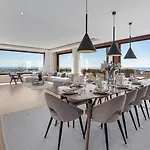 Vacation Marbella I Paraiso The View, 6 Bdr, Modern Villa, Infinity Heated Pool, Gated Community, Cinema Room, Sea View, Golf Courses فيلة