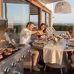 Vacation Marbella I Paraiso The View, 6 Bdr, Modern Villa, Infinity Heated Pool, Gated Community, Cinema Room, Sea View, Golf Courses إِستيبونا