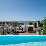 Vacation Marbella I Paraiso The View, 6 Bdr, Modern Villa, Infinity Heated Pool, Gated Community, Cinema Room, Sea View, Golf Courses * إِستيبونا
