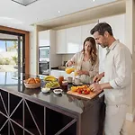 Vacation Marbella I Paraiso The View, 6 Bdr, Modern Villa, Infinity Heated Pool, Gated Community, Cinema Room, Sea View, Golf Courses إِستيبونا